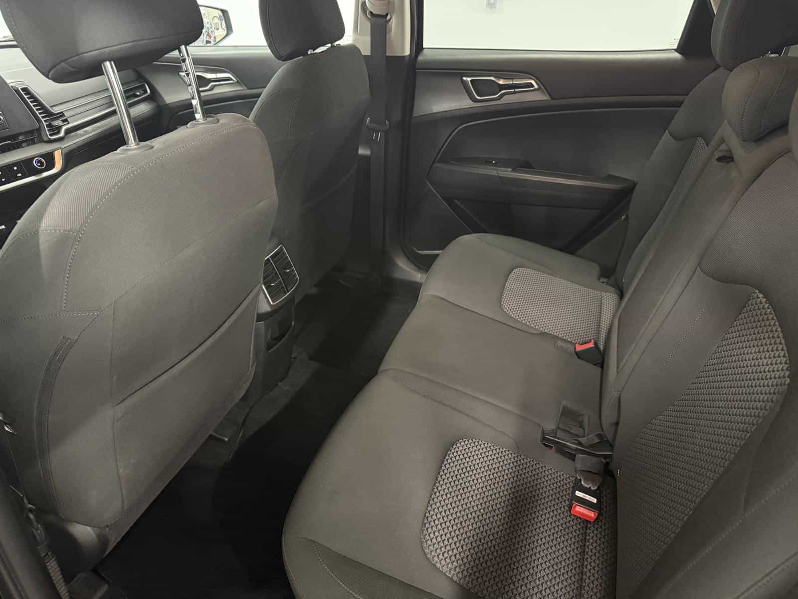 2023 Kia Sportage LX - Image 17