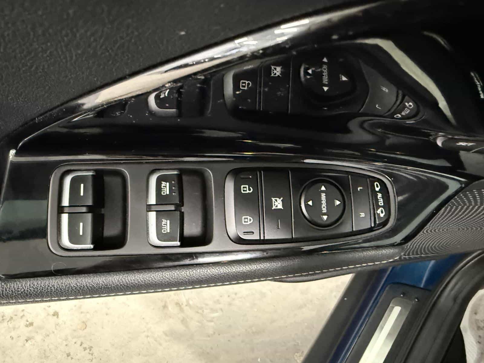 2017 Kia Niro SX Touring - Image 12