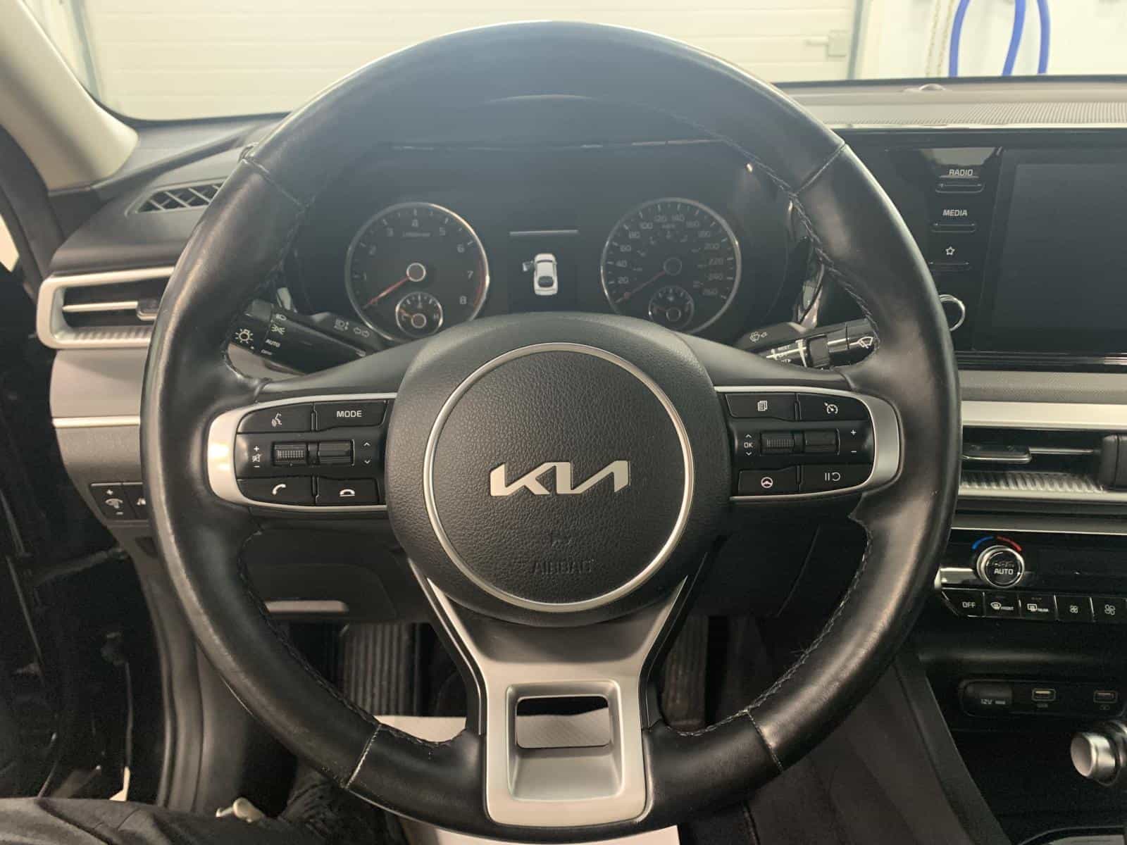 2022 Kia K5 LX - Image 9