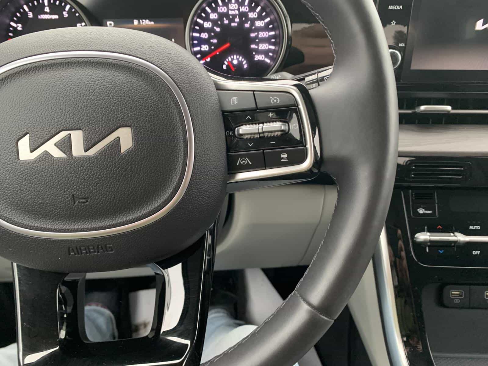 2024 Kia Carnival EX - Image 13