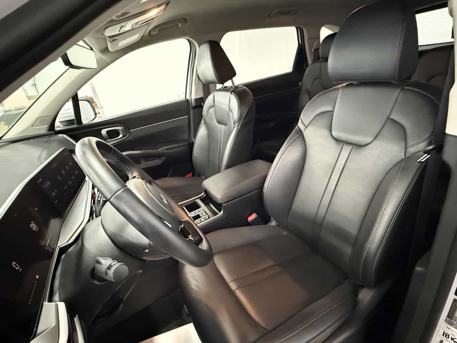 2025 Kia Sorento EX 2.5T - Image 17