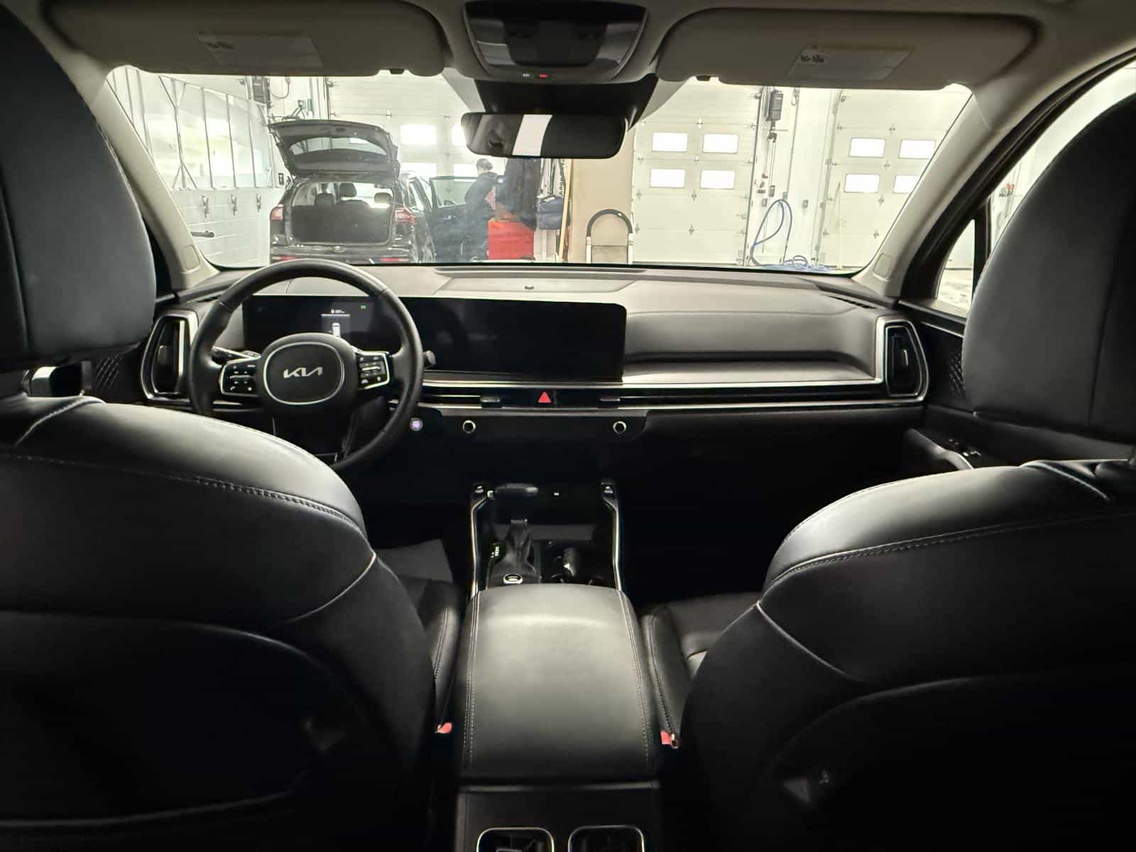 2025 Kia Sorento EX 2.5T - Image 12