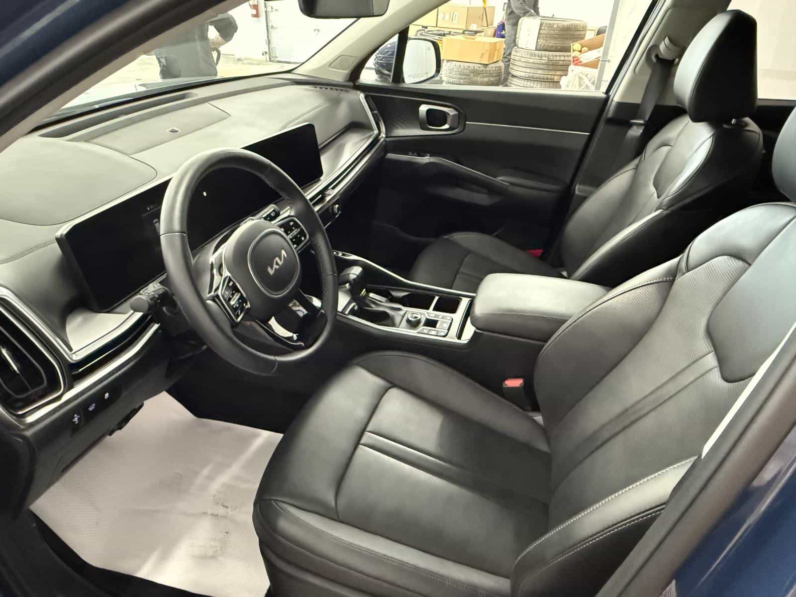 2025 Kia Sorento EX 2.5T - Image 16