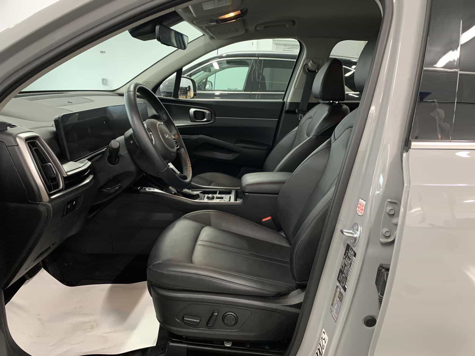 2025 Kia Sorento EX 2.5T - Image 12