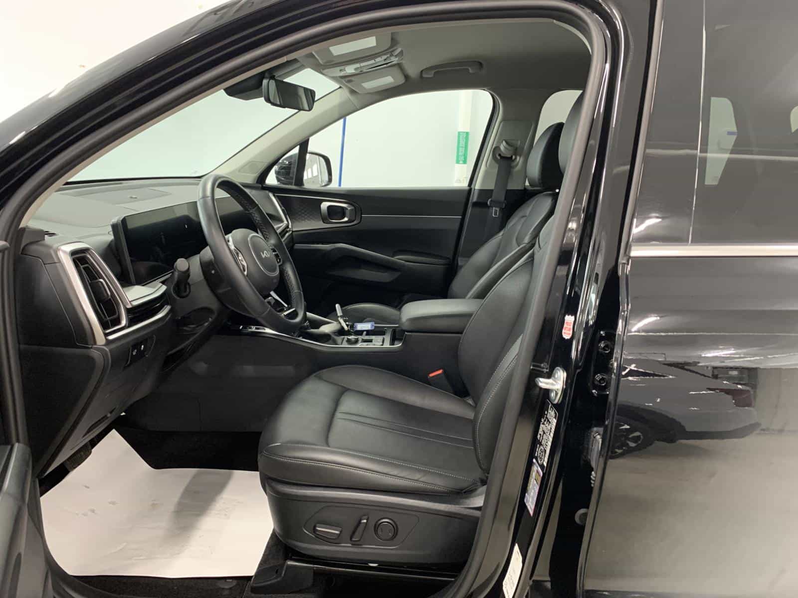 2025 Kia Sorento EX 2.5T - Image 12