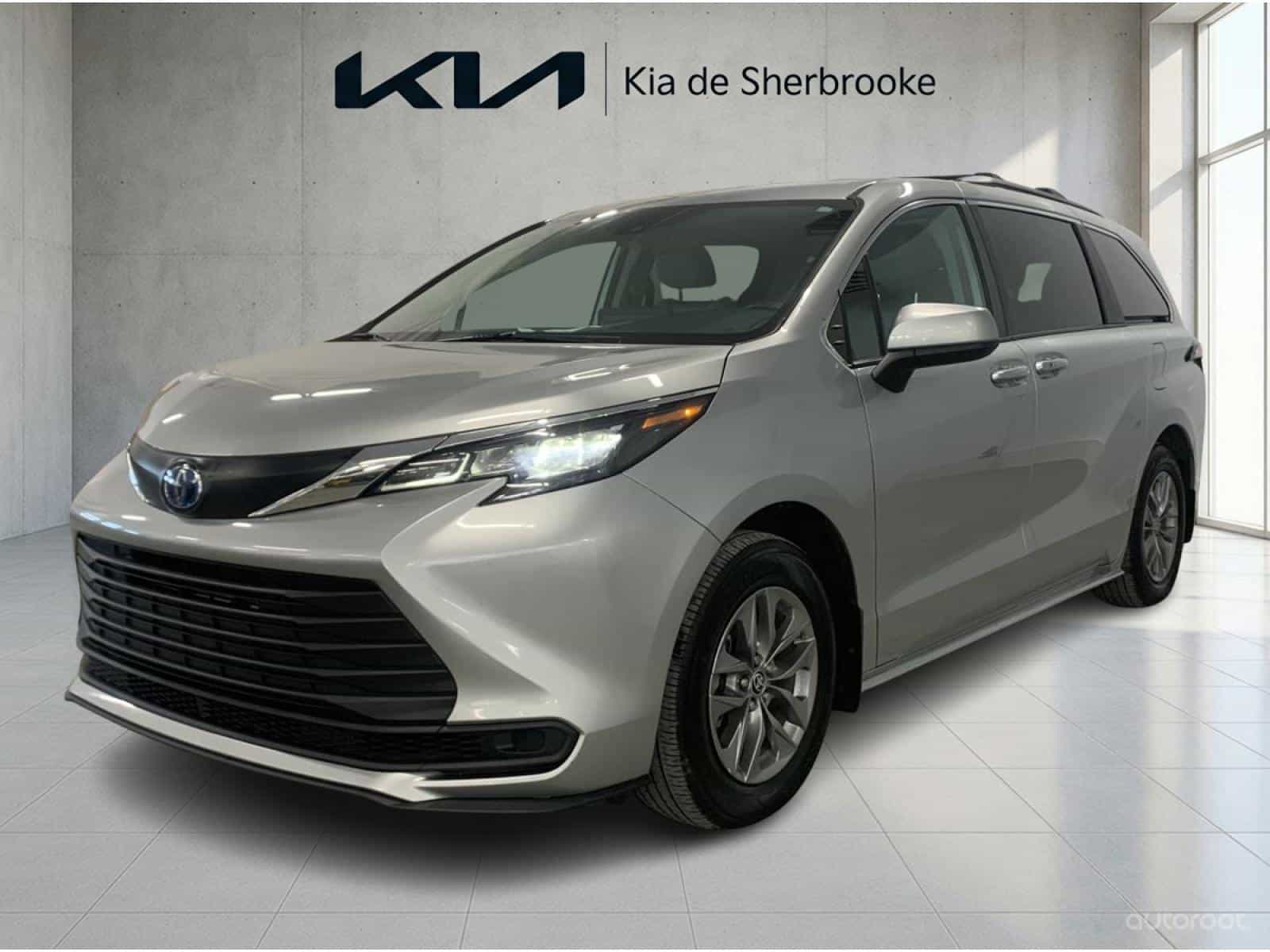 Image 1 Toyota Sienna LE 2024