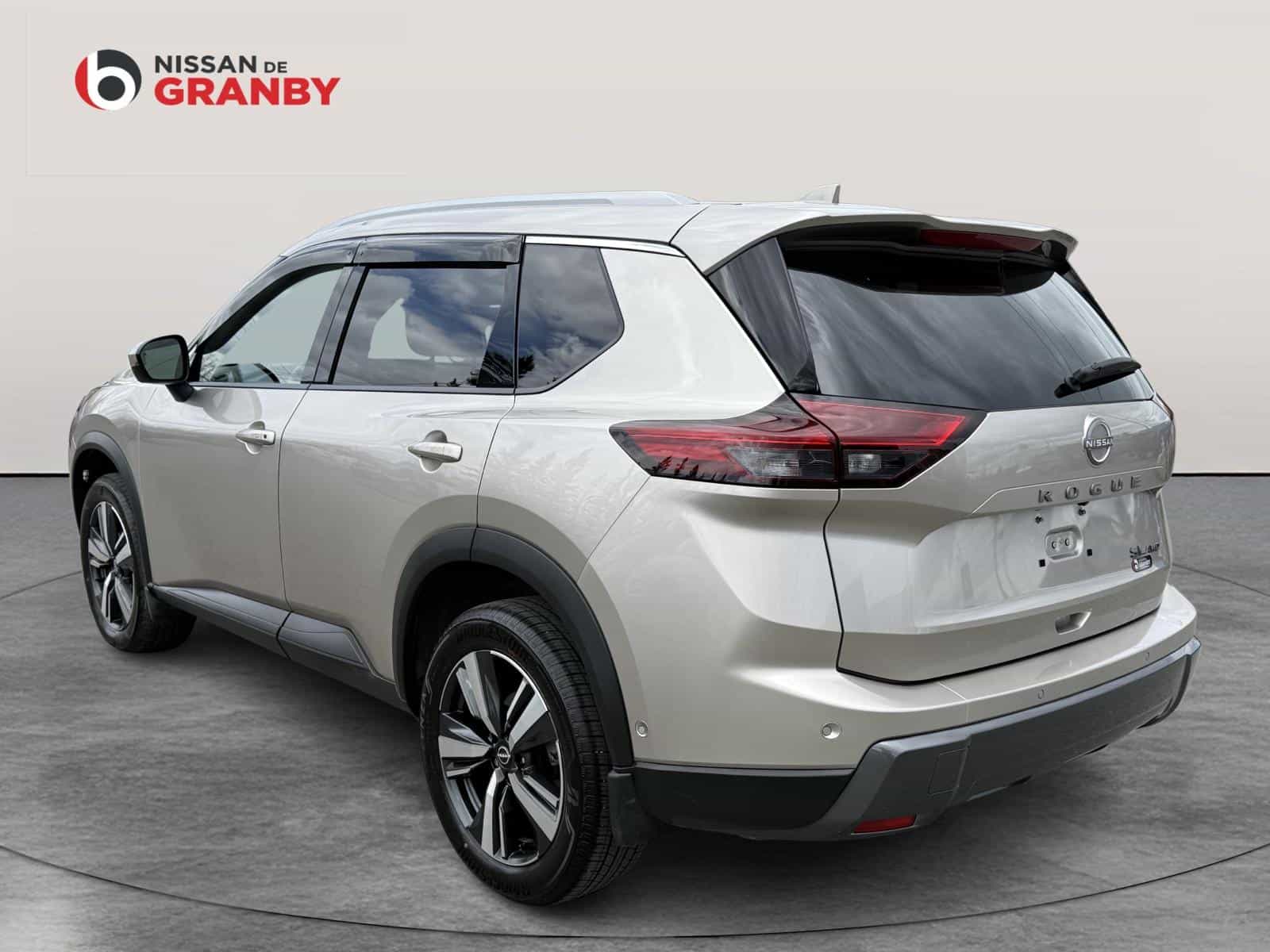 2025 Nissan Rogue SL - Image 3