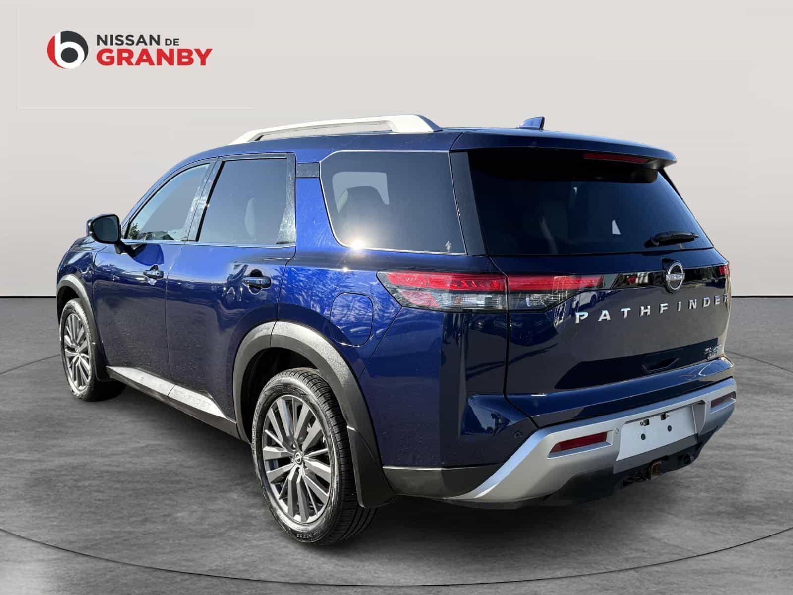 2022 Nissan Pathfinder SL - Image 3