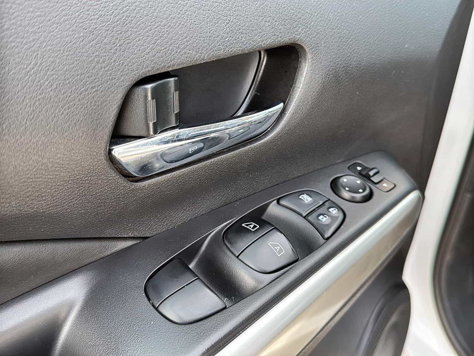 2019 Nissan Kicks SR - Image 13