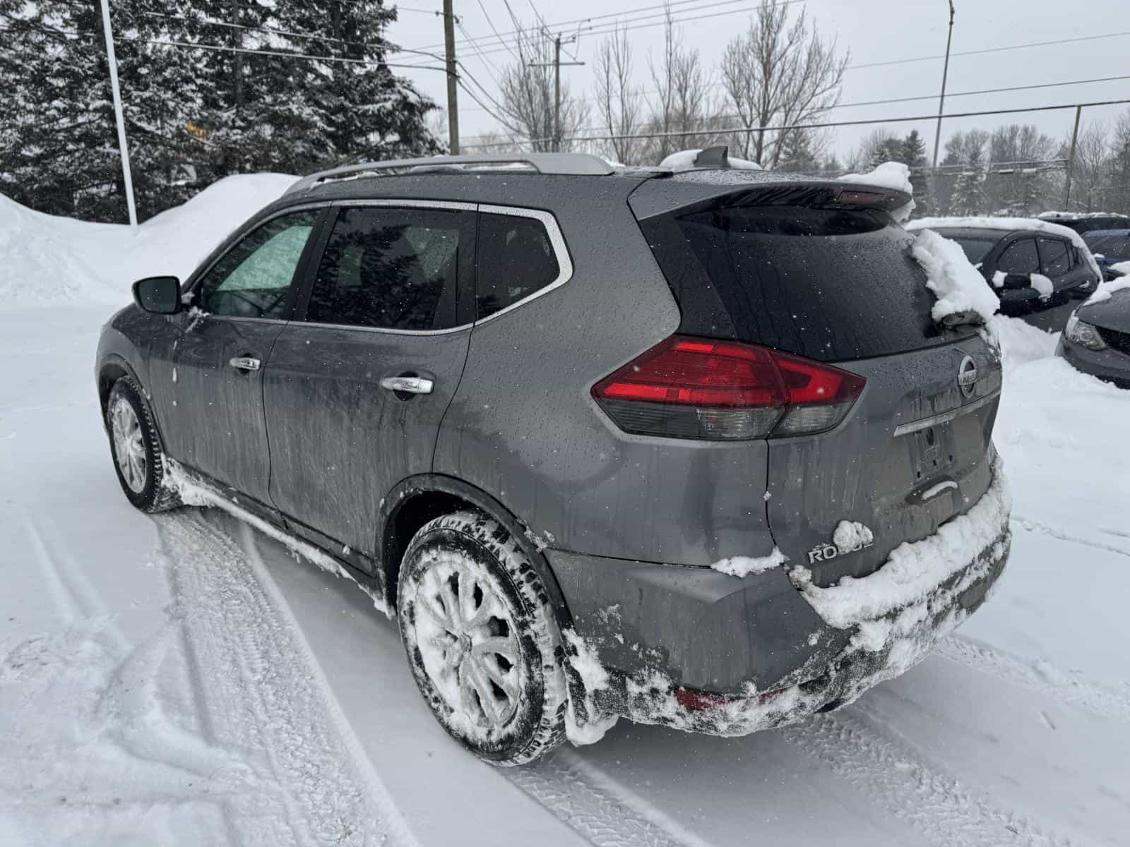 2017 Nissan Rogue SV - Image 4