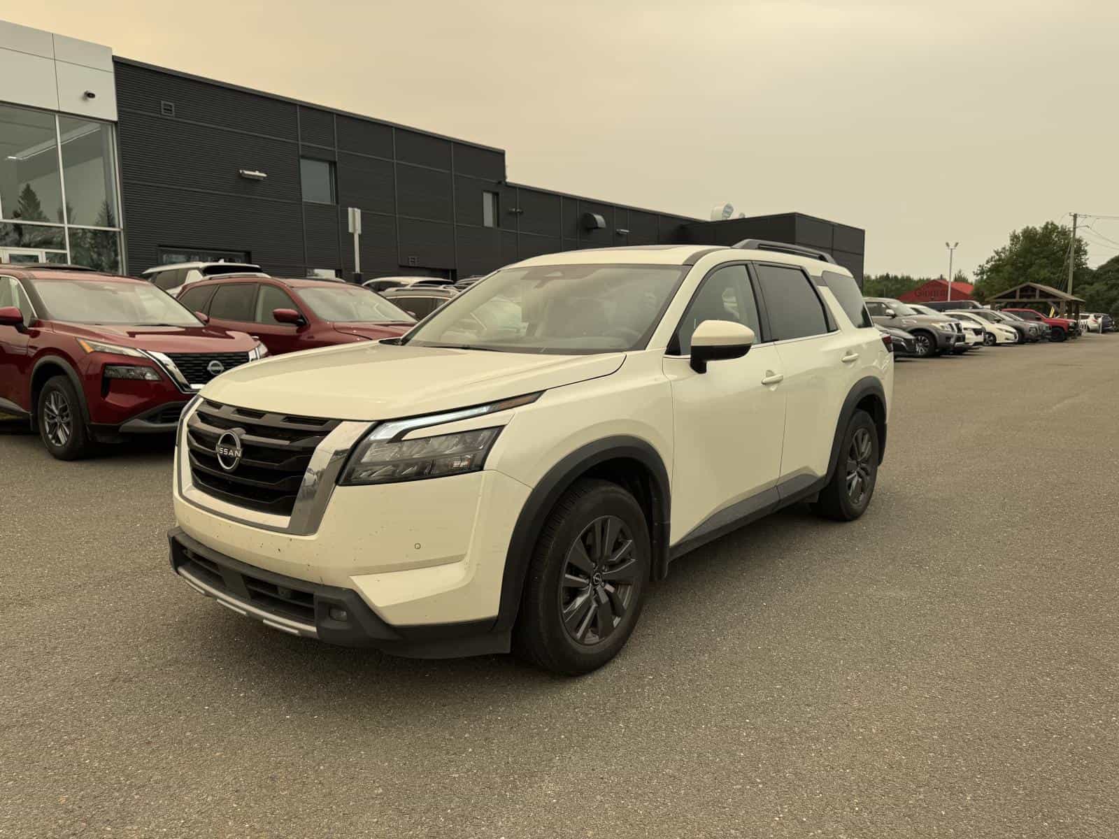 Image 1 Nissan Pathfinder SV 2024