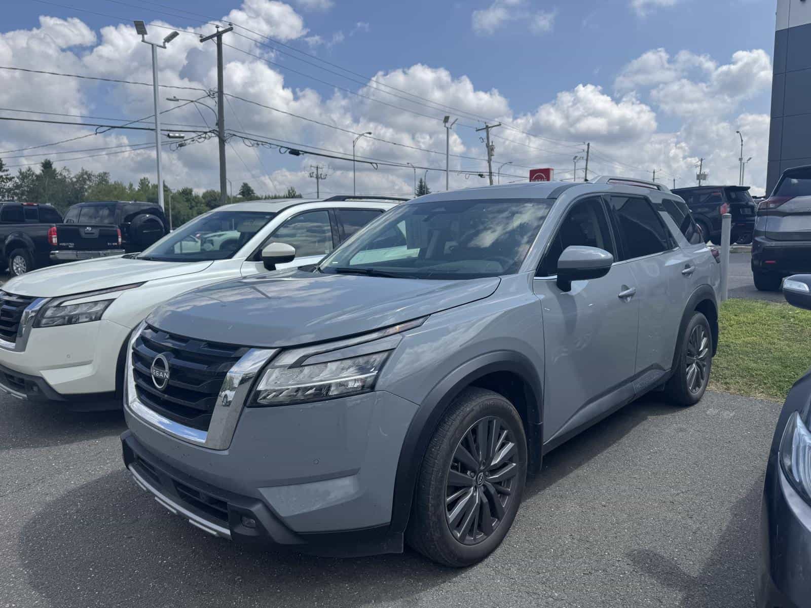 2024 Nissan Pathfinder SL - Image 1