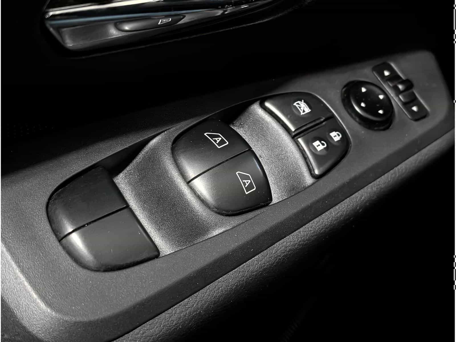 2021 Nissan Kicks SV - Image 15