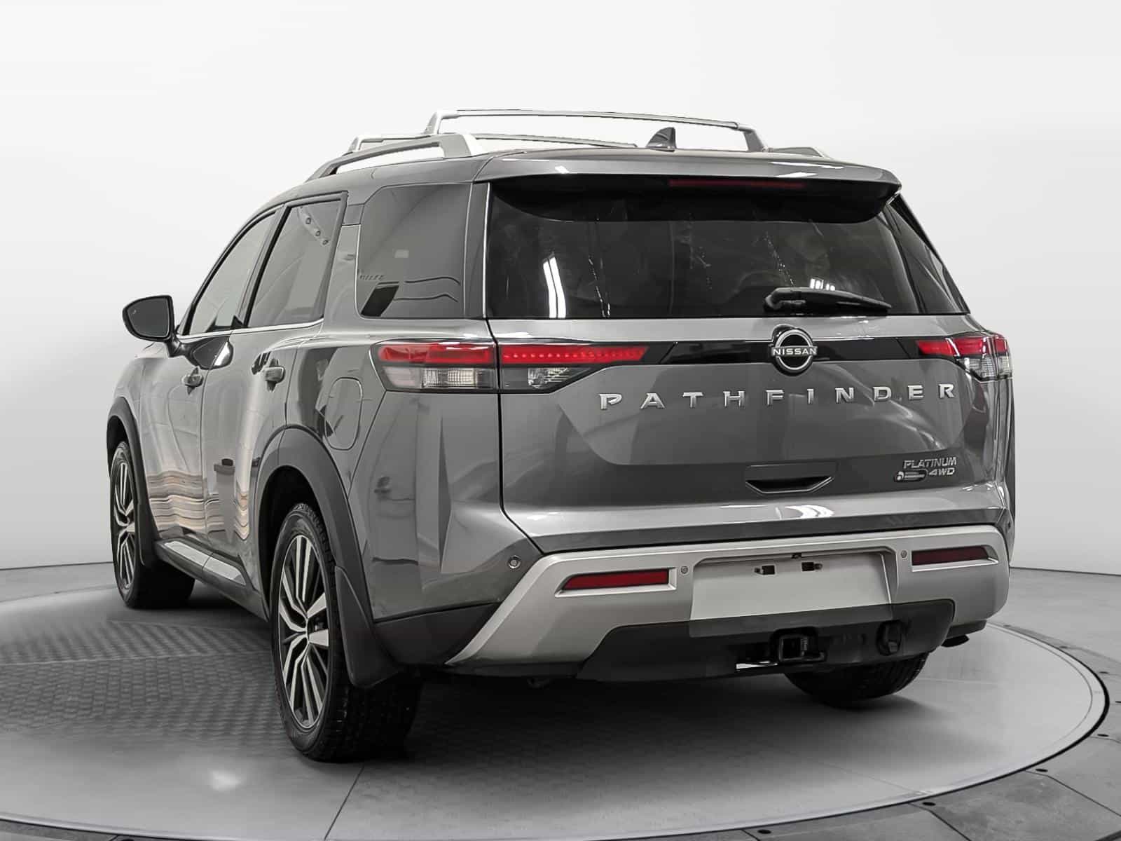 2022 Nissan Pathfinder Platinum - Image 3