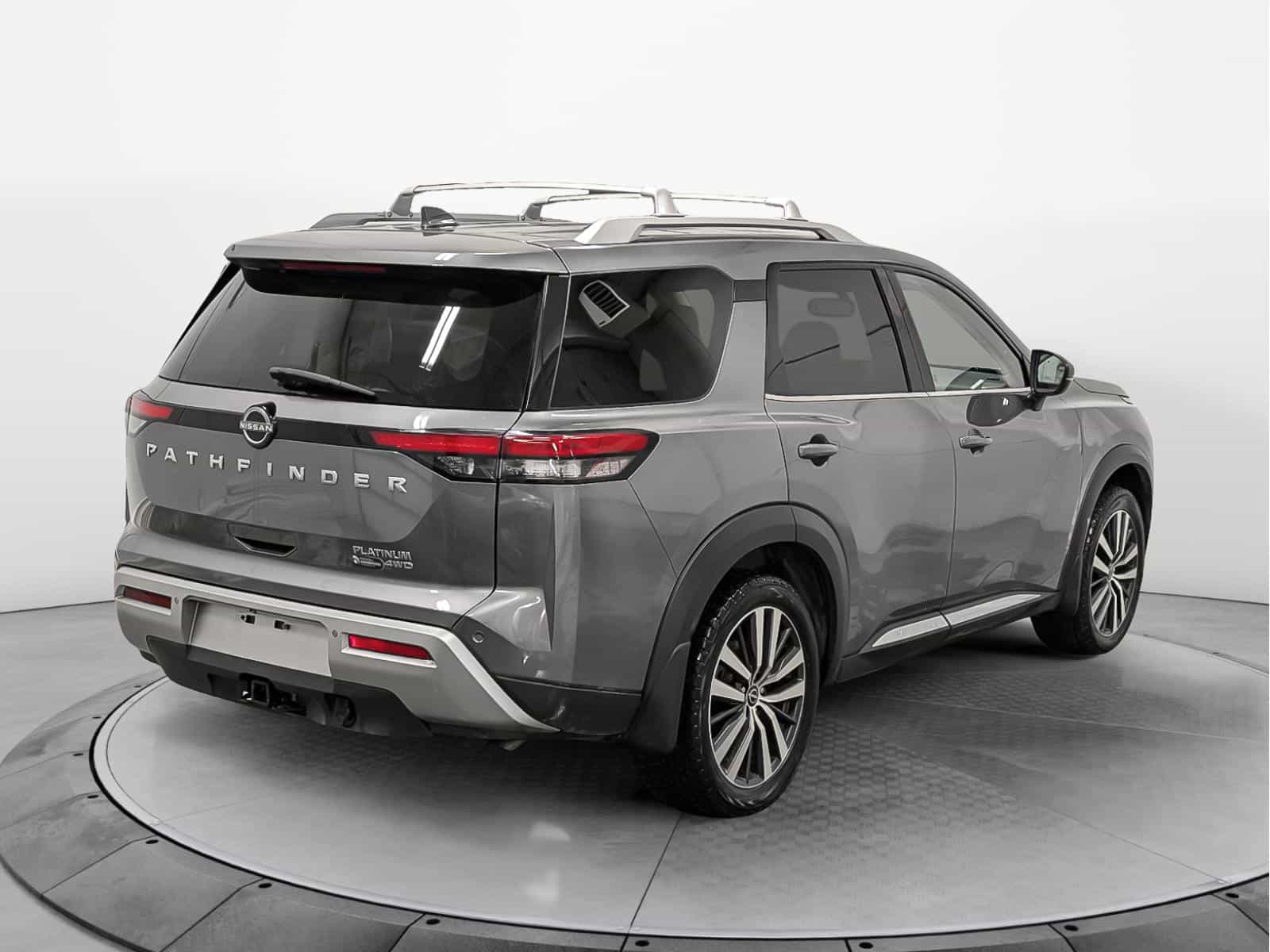 2022 Nissan Pathfinder Platinum - Image 4