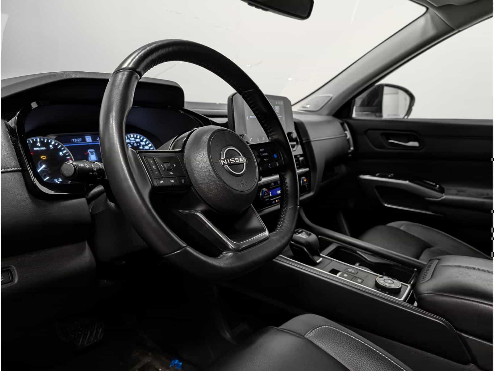 2023 Nissan Pathfinder SL - Image 6