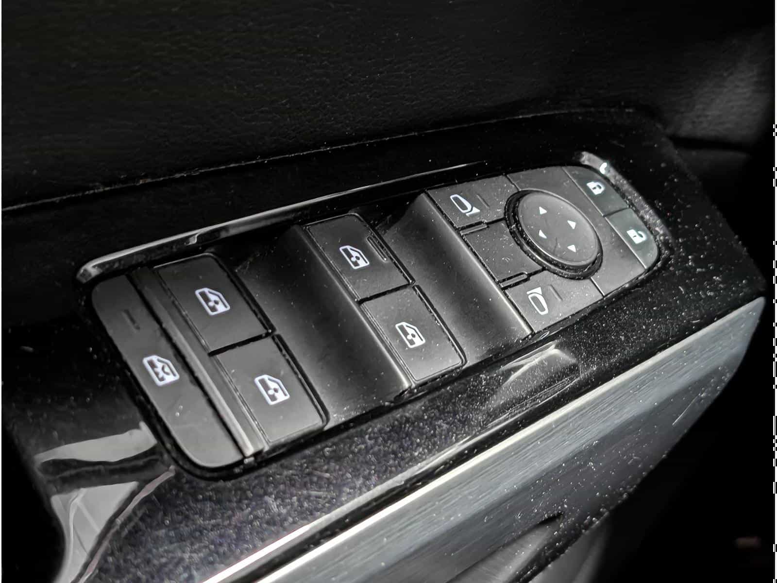 2023 Nissan Pathfinder SL - Image 16