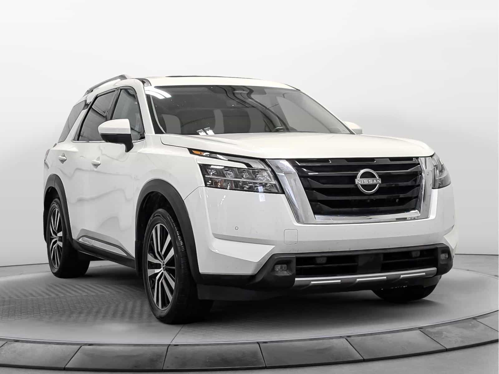 2023 Nissan Pathfinder Platinum - Image 2