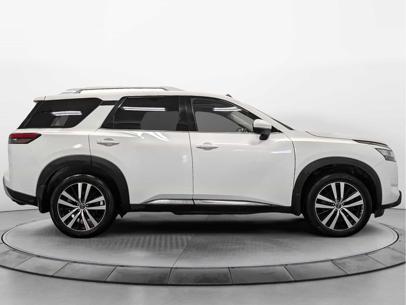 2023 Nissan Pathfinder Platinum - Image 5