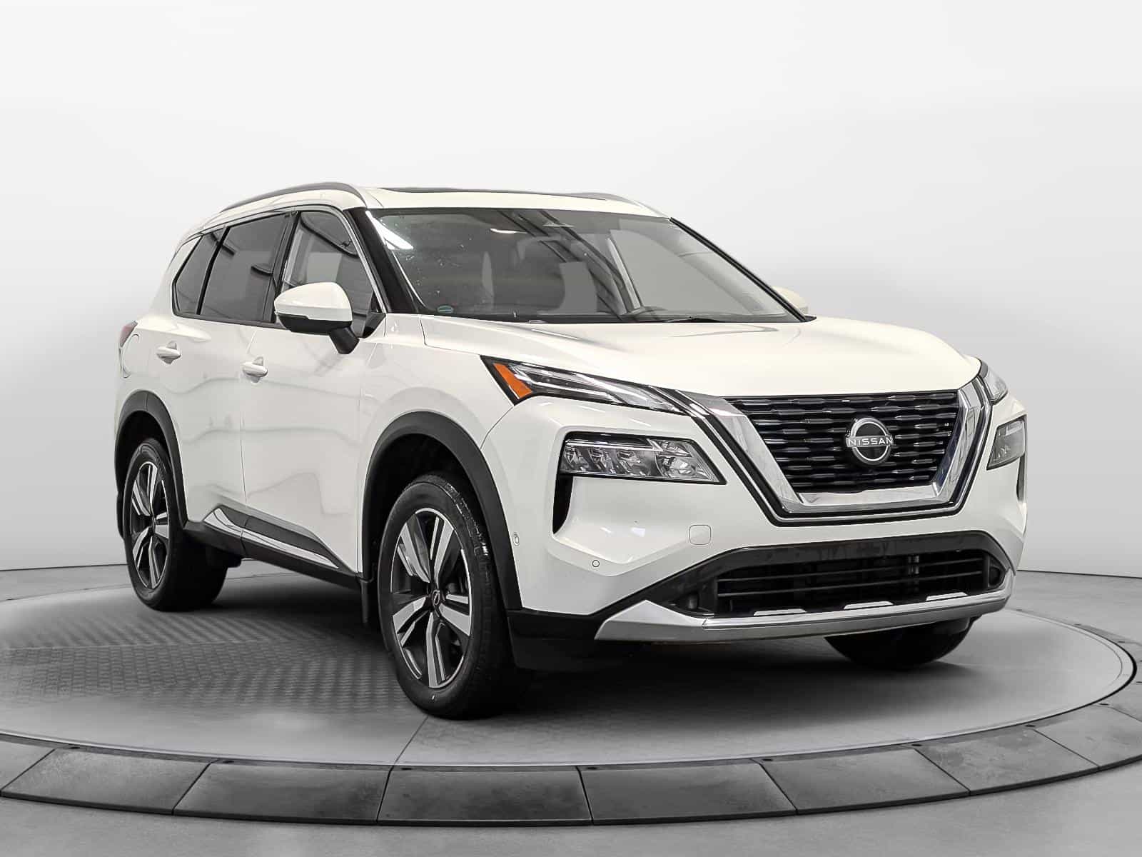 2023 Nissan Rogue Platinum - Image 2