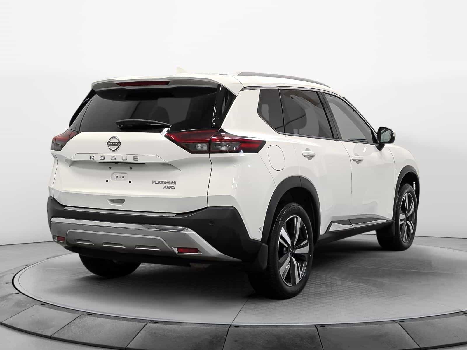 2023 Nissan Rogue Platinum - Image 4