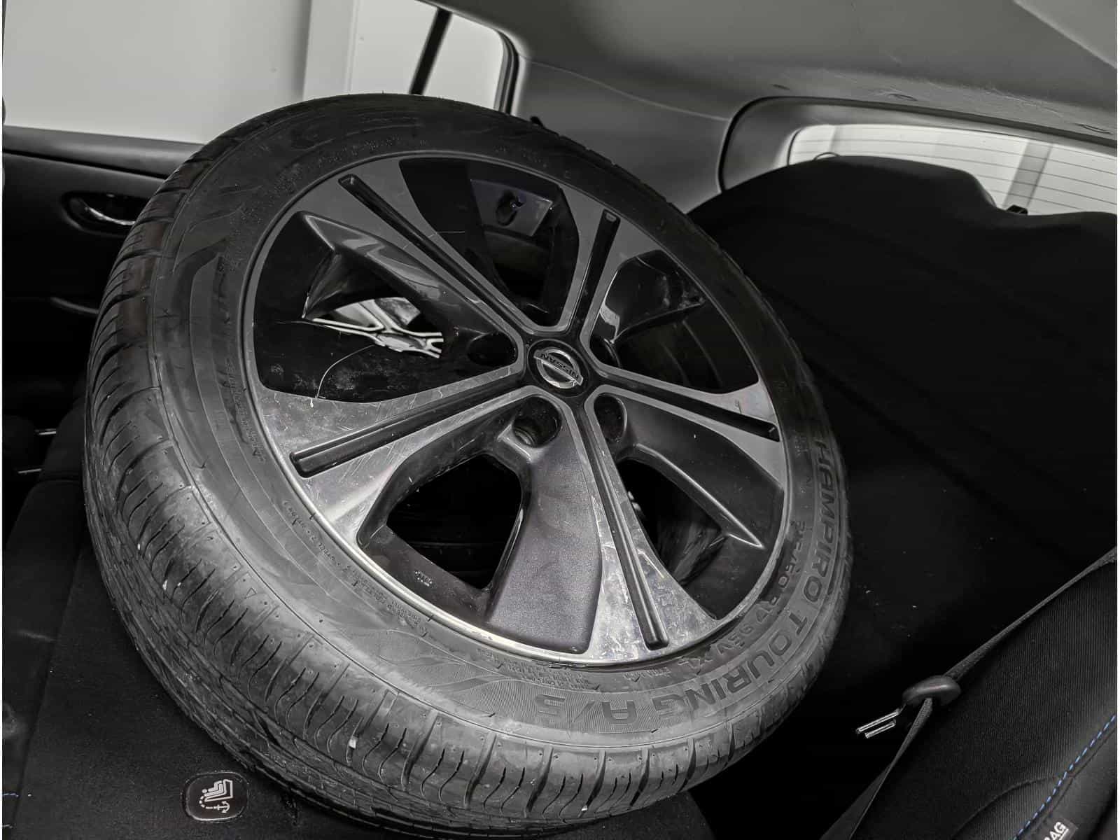 2020 Nissan Leaf SV - Image 16