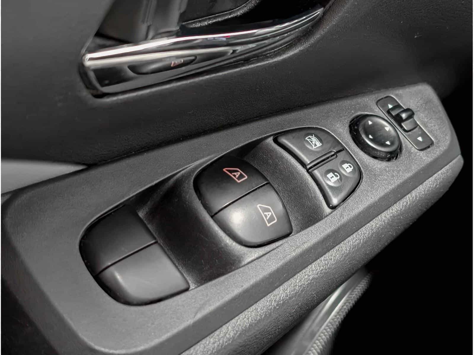 2021 Nissan Kicks SR - Image 15