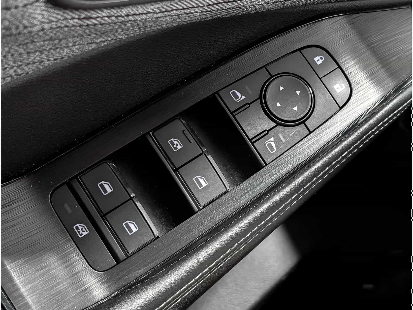 2023 Nissan Rogue SV Moonroof - Image 16