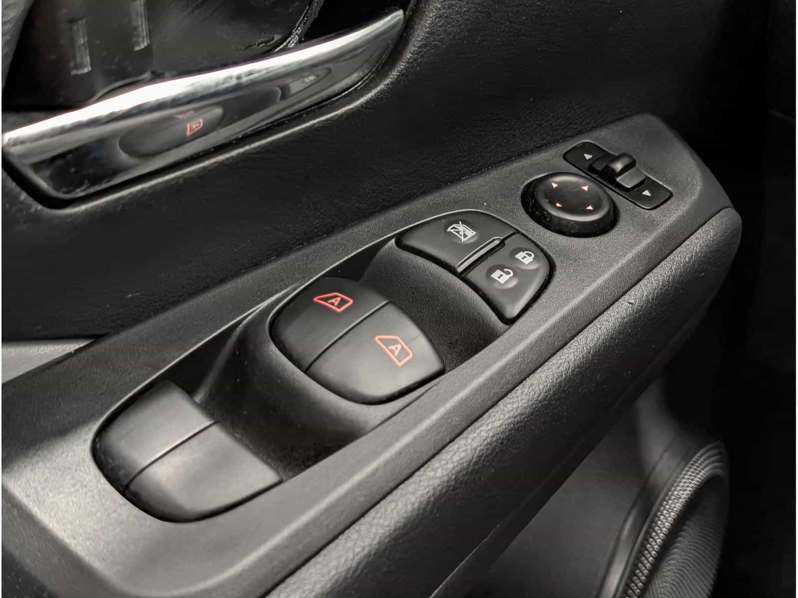 2021 Nissan Kicks SR - Image 15