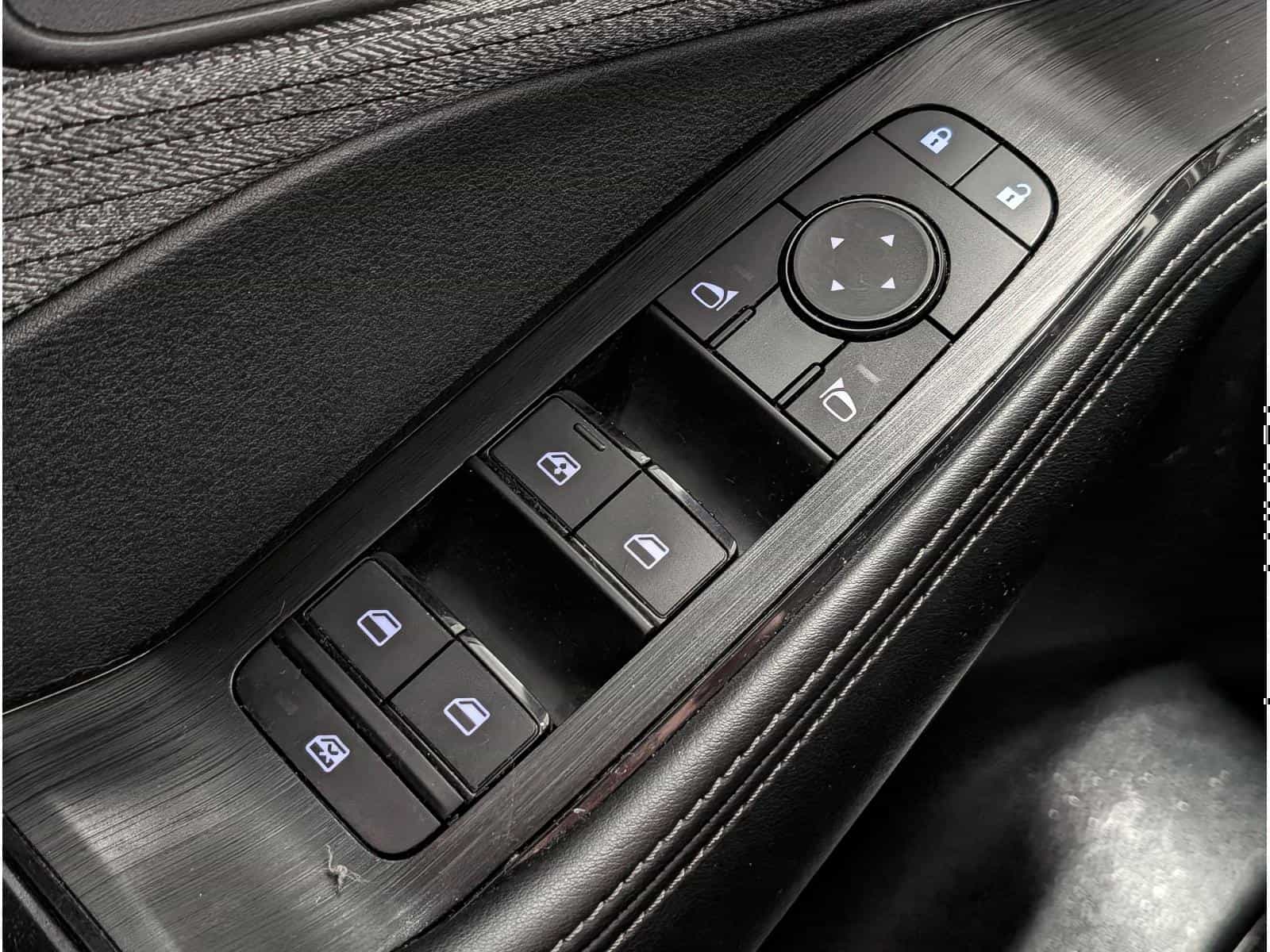 2023 Nissan Rogue SV - Image 17