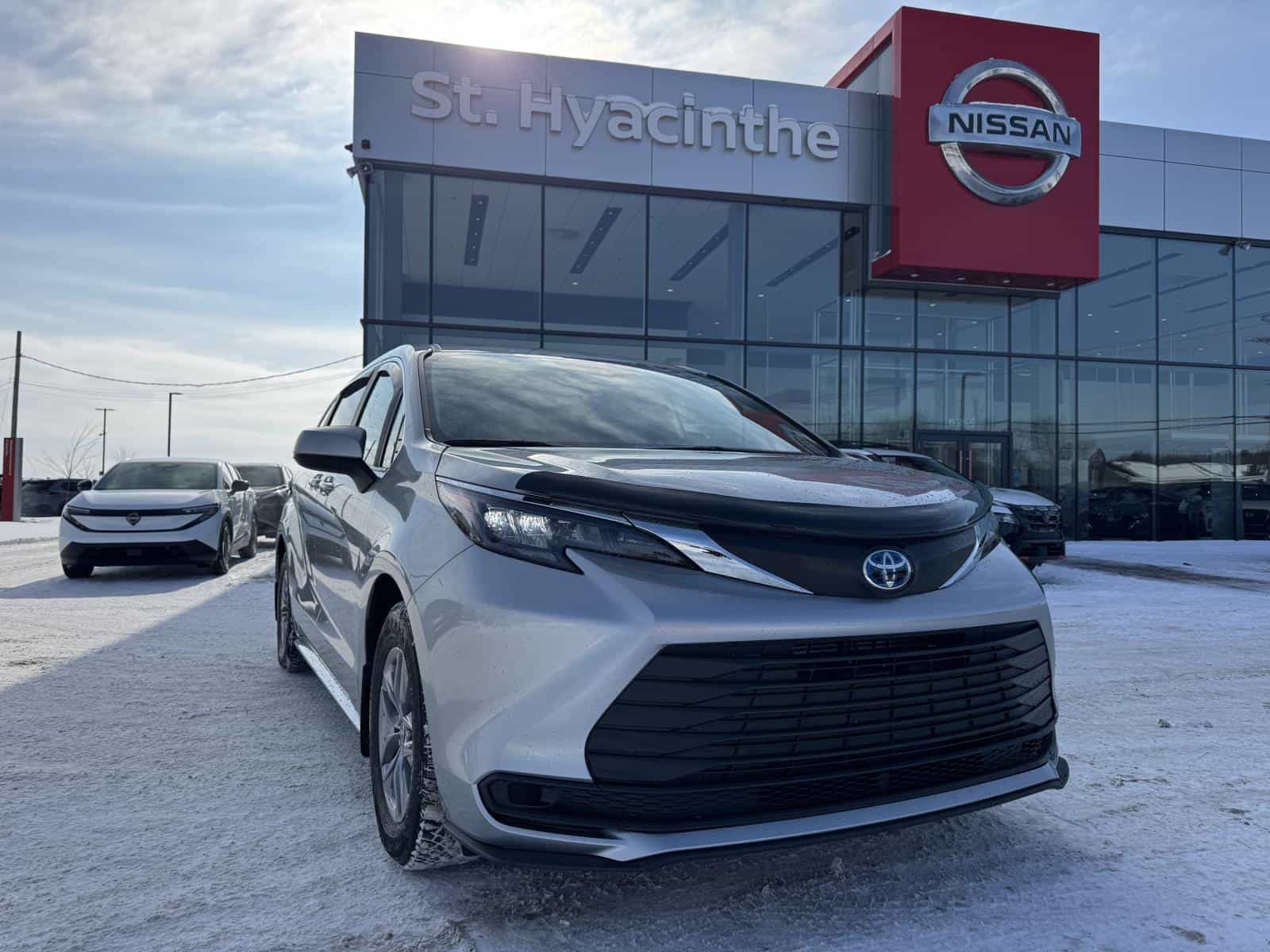 Image 1 Toyota Sienna LE 2025