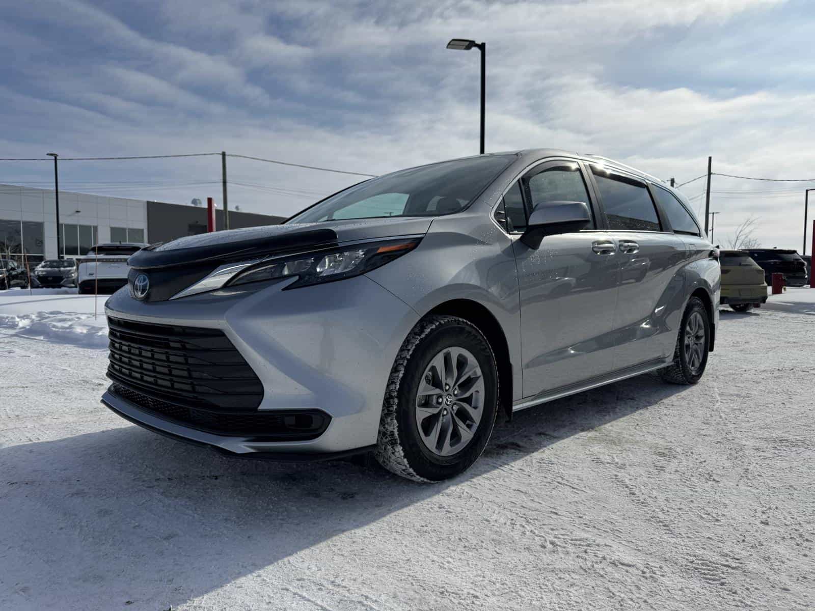 Image 2 Toyota Sienna LE 2025