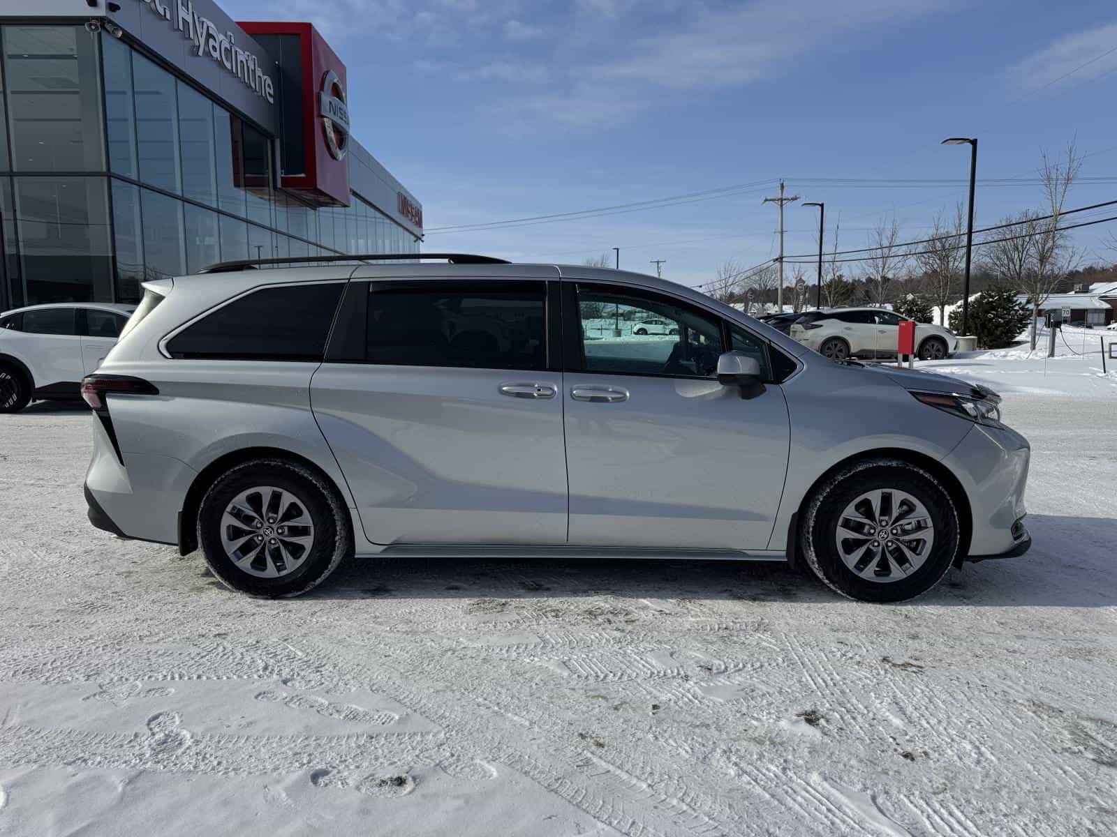 Image 5 Toyota Sienna LE 2025