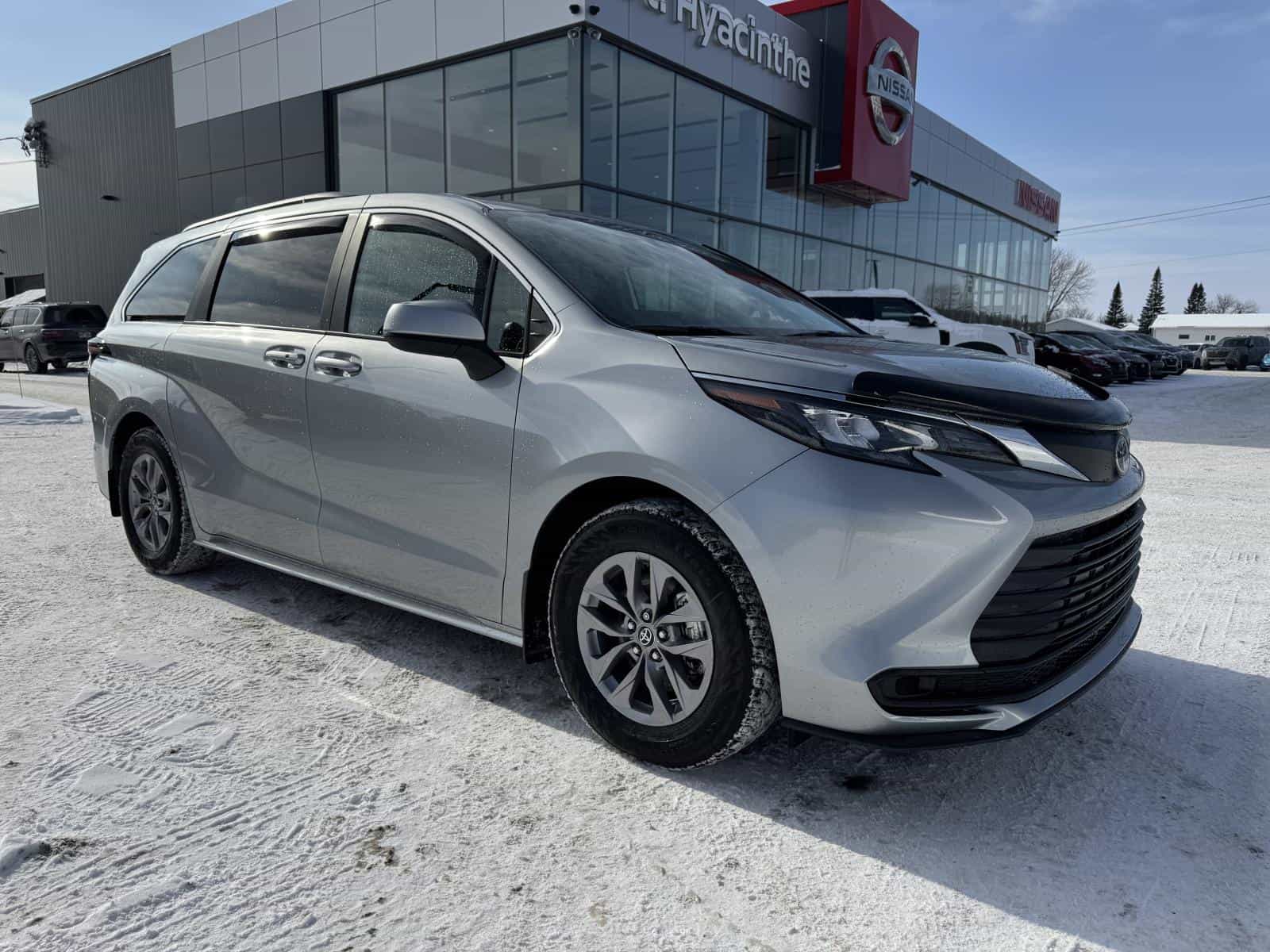 Image 4 Toyota Sienna LE 2025