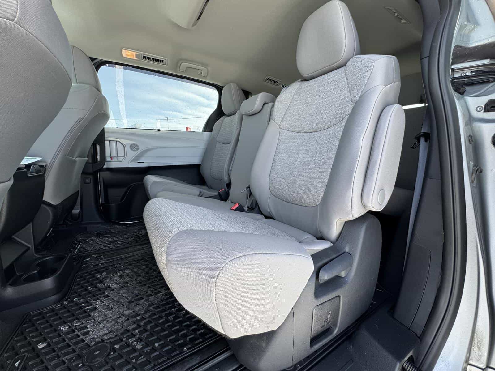 Image 10 Toyota Sienna LE 2025