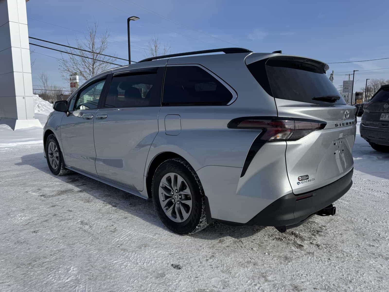 Image 8 Toyota Sienna LE 2025