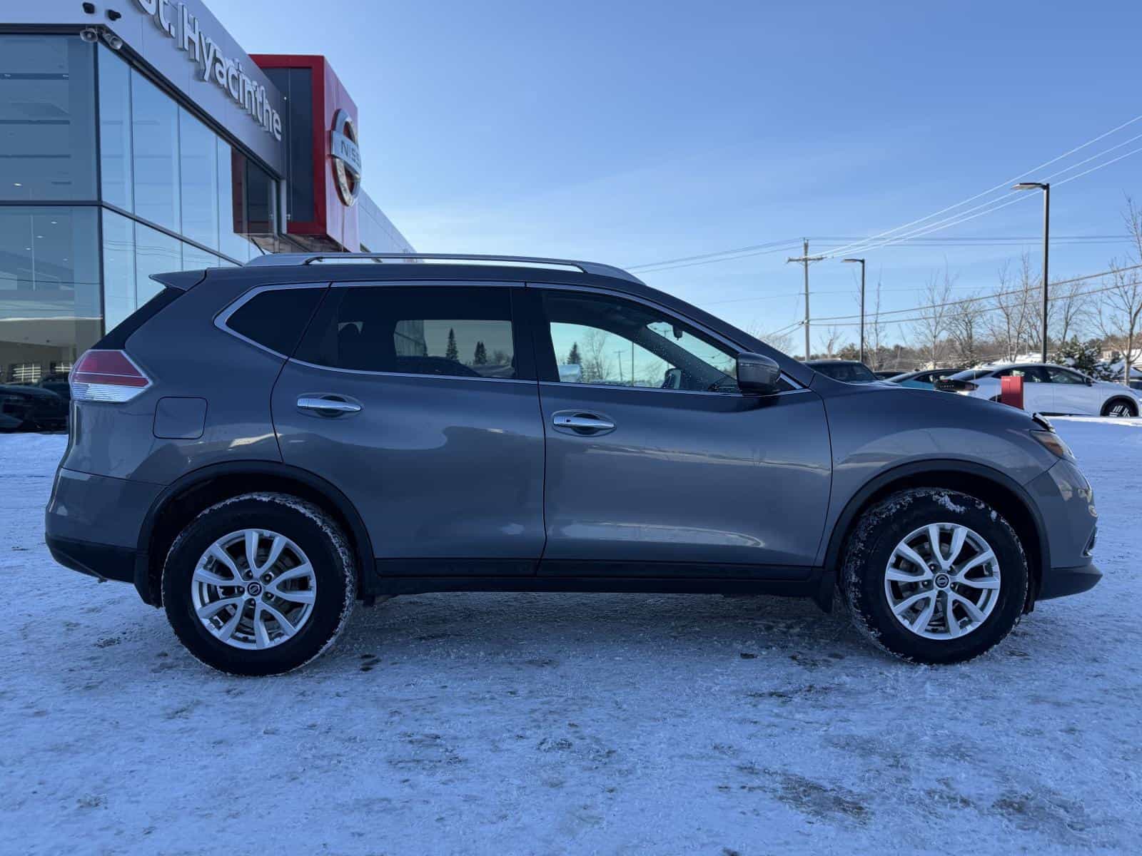 2016 Nissan Rogue SV - Image 5