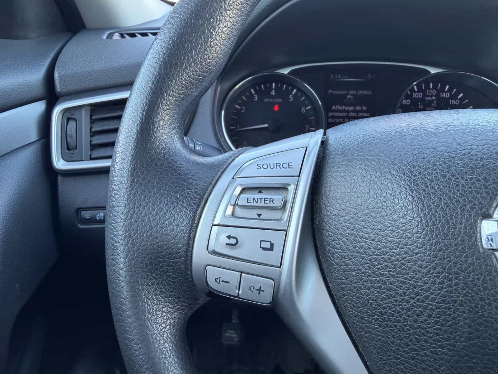 2016 Nissan Rogue SV - Image 12