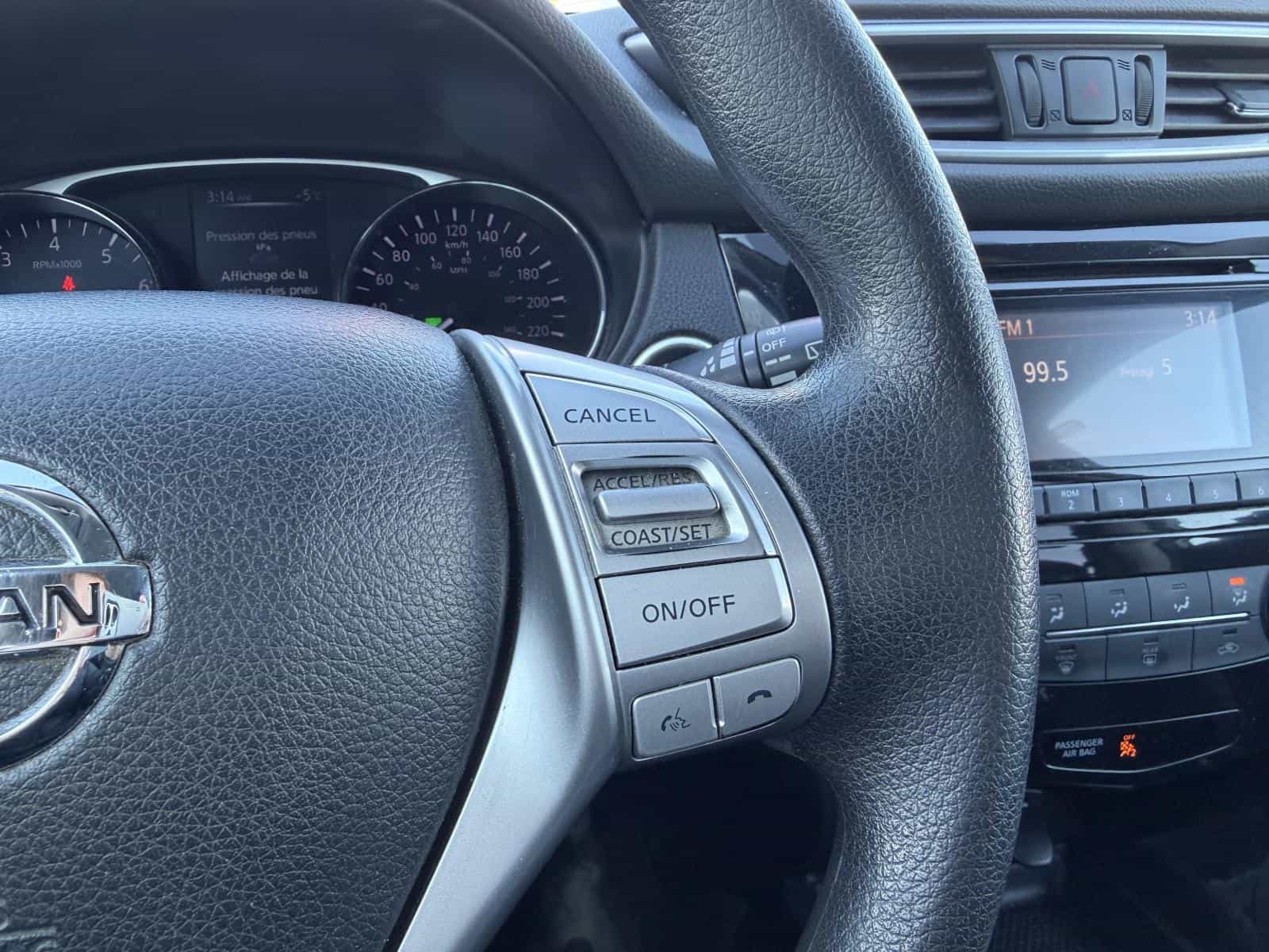 2016 Nissan Rogue SV - Image 13