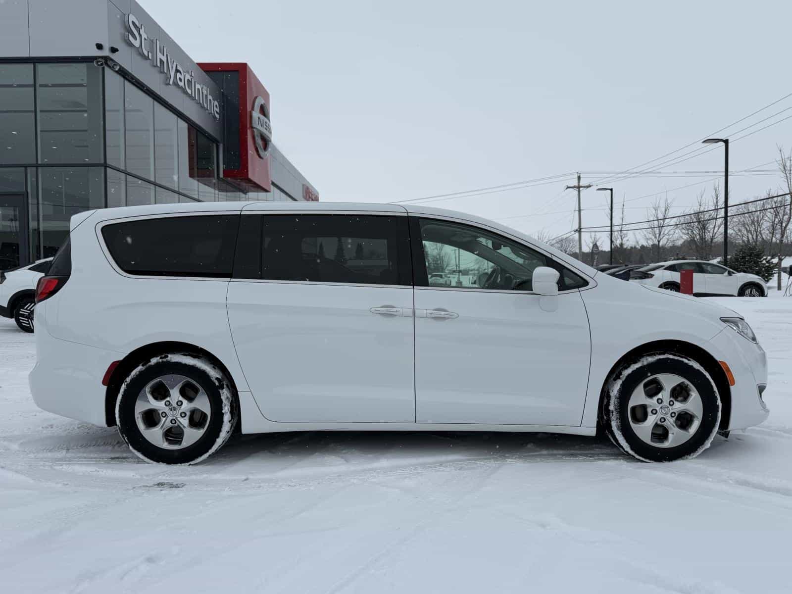 2020 Chrysler Pacifica Hybrid Touring - Image 5