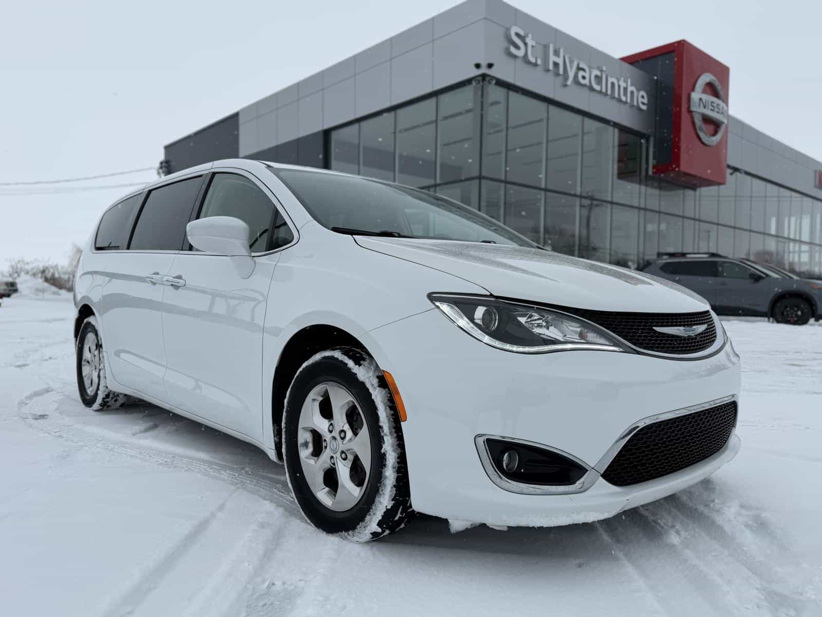 2020 Chrysler Pacifica Hybrid Touring - Image 4