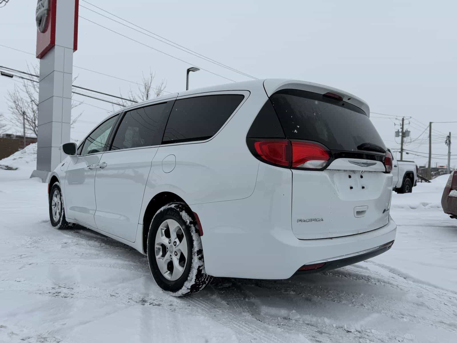 2020 Chrysler Pacifica Hybrid Touring - Image 8