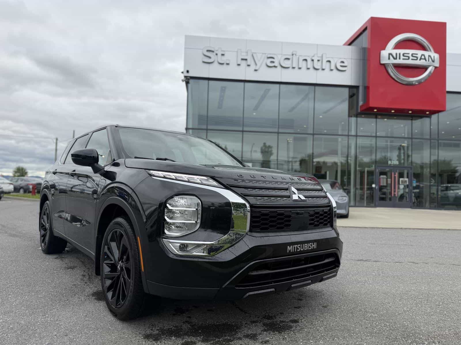 2023 Mitsubishi Outlander Noir - Image 1