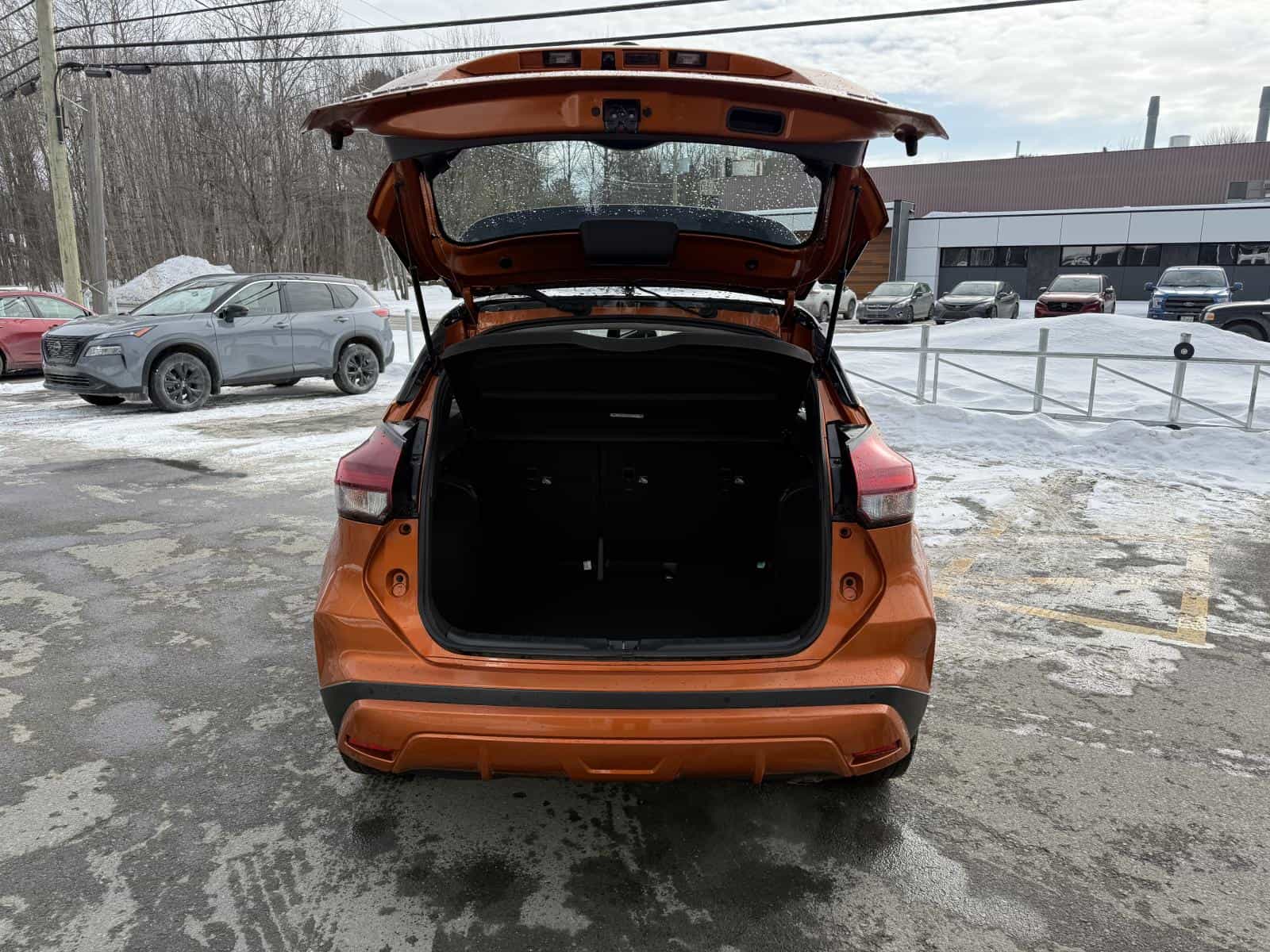 2023 Nissan Kicks SR - Image 10