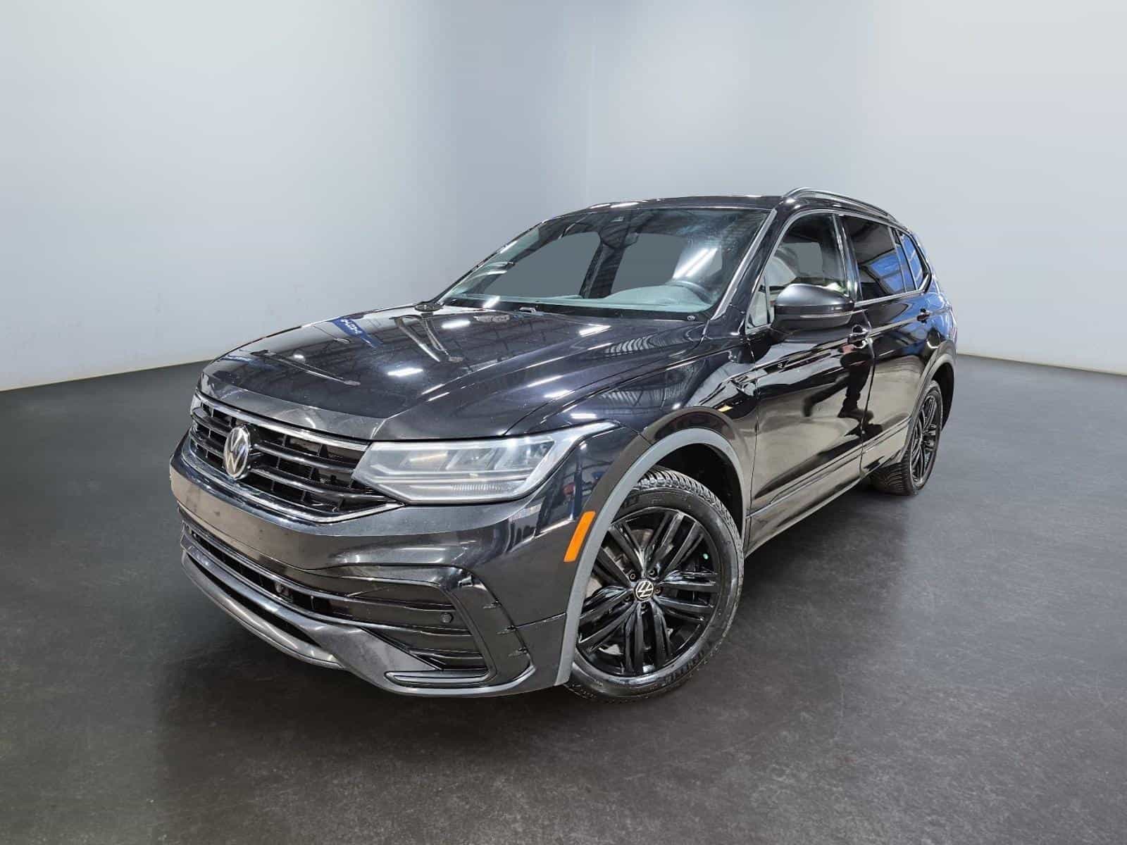 2022 Volkswagen Tiguan Comfortline R-Line Black Edition - Image 1