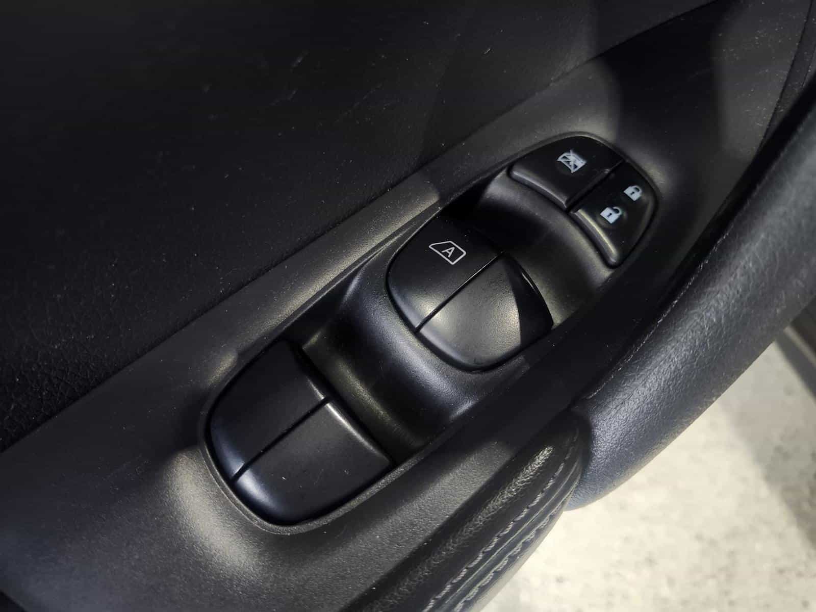 2020 Nissan Rogue SV - Image 13