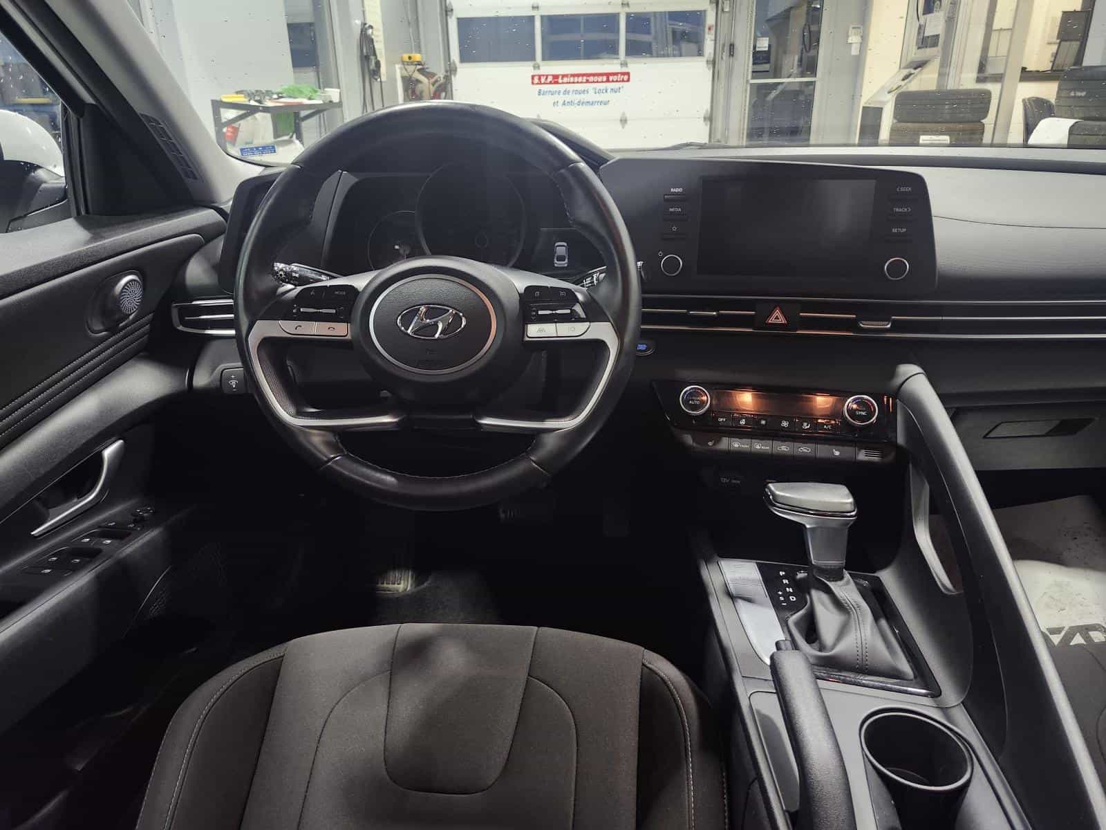 2022 Hyundai Elantra Preferred - Image 11