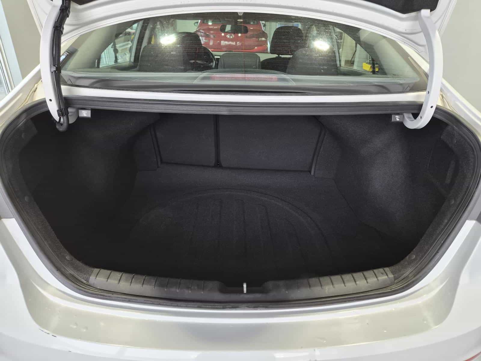 2018 Hyundai Elantra GLS - Image 24