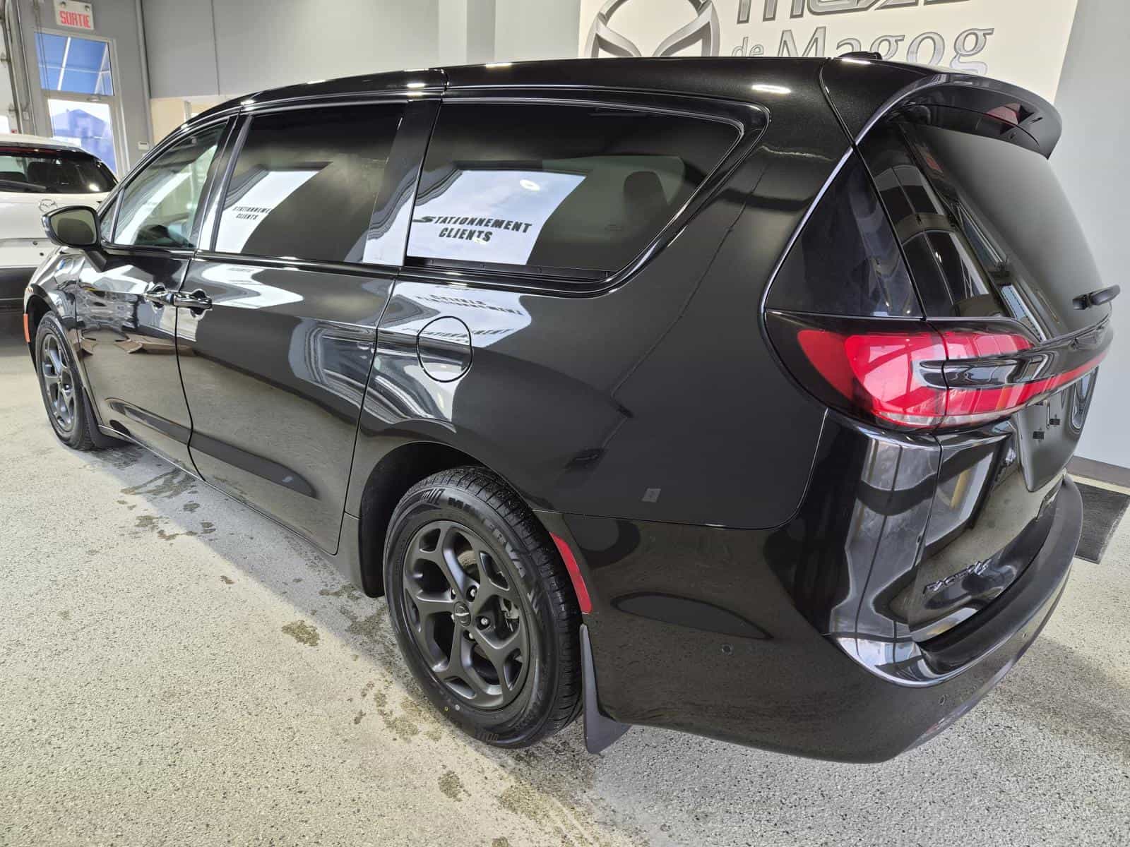 Image 3 Chrysler Pacifica Hybrid Touring L 2023