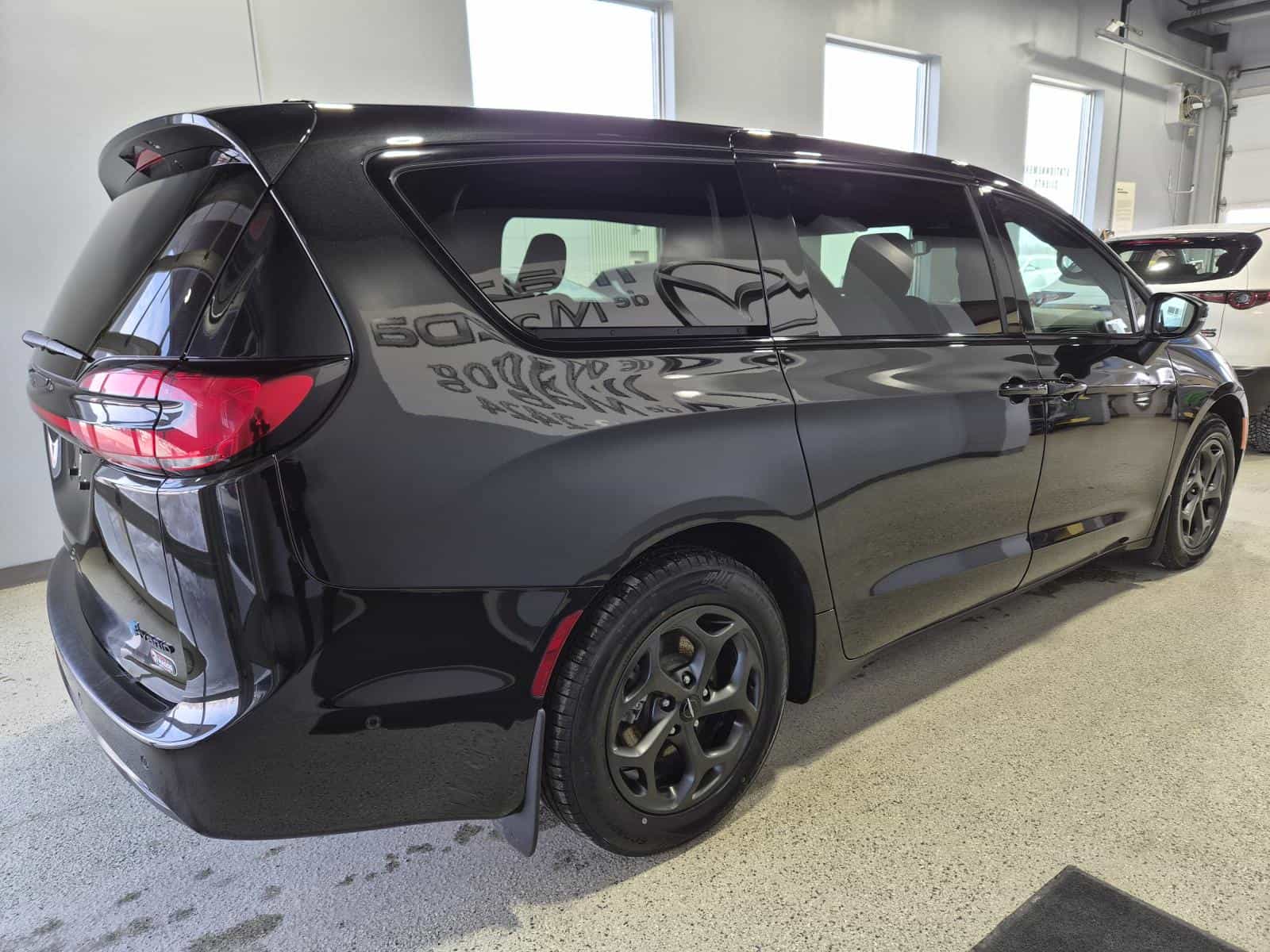 2023 Chrysler Pacifica Hybrid Touring L - Image 7